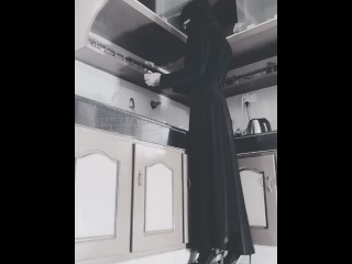 Amateur Muslim hijab wife Blowjob in Kitchen. الزوجة الشابة تأخذ ديك في الفم