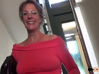 Rough Anal-sex and Squirting for this cougar mom