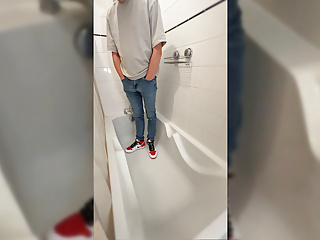 Full Shower in Sneakers Jordan